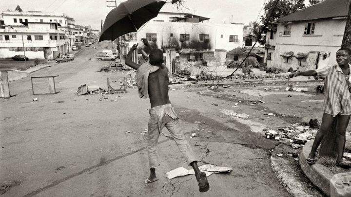 Jugando con paraguas. Sierra Leona, África. Mayo 1996 © Gervasio Sánchez